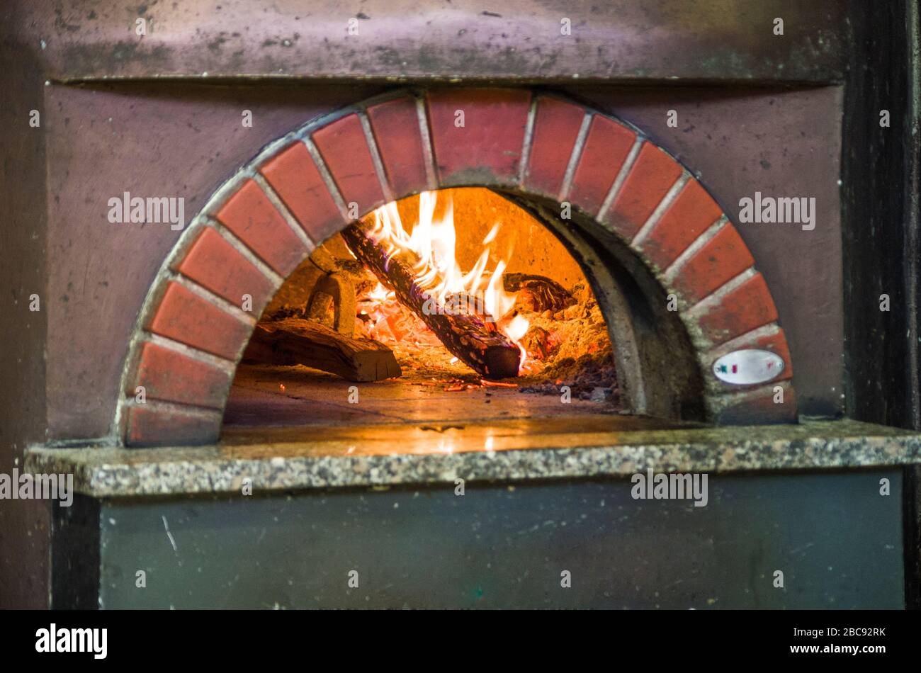 horno tradicional en ladrillos refractarios para pizza a leña Foto de stock