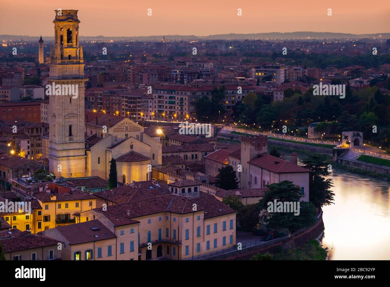 Iglesia de Santa Anastasia al atardecer a lo largo del río Adige en Verona, Italia Foto de stock