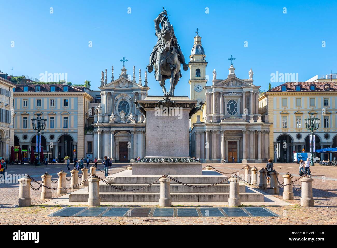 Vista de Emanuele Filiberto estatua en la Piazza San Carlo, Turín, Piamonte, Italia, Europa Foto de stock