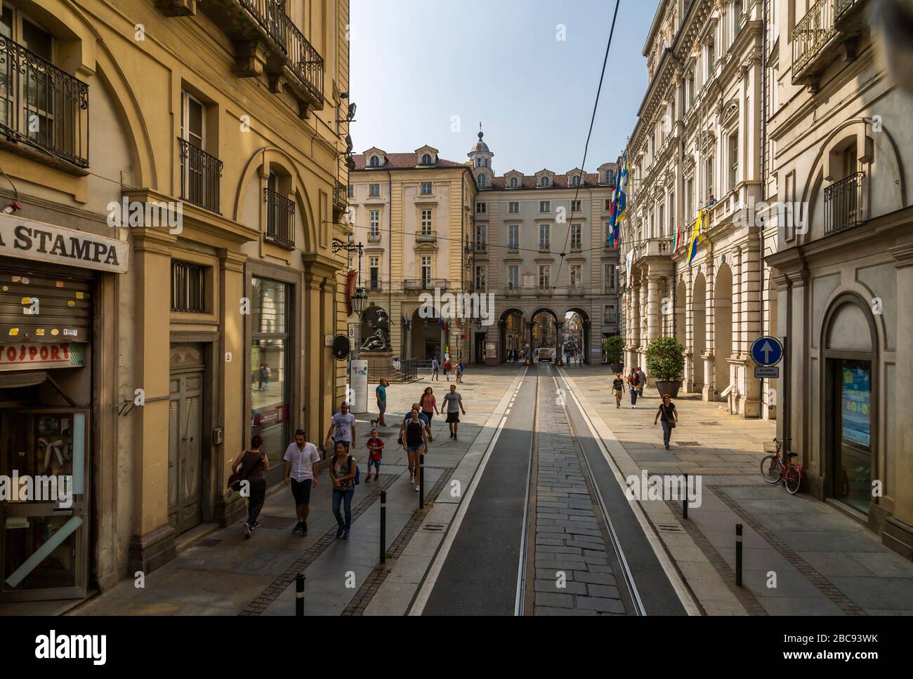 Vista elevada de la calle cerca del Duomo, Turín, Piamonte, Italia, Europa Foto de stock