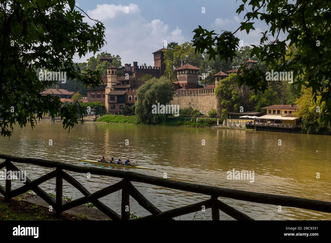 Vista de Borgo Medievale, aldea medieval y el río Po, en Turín, Piamonte, Italia, Europa Foto de stock