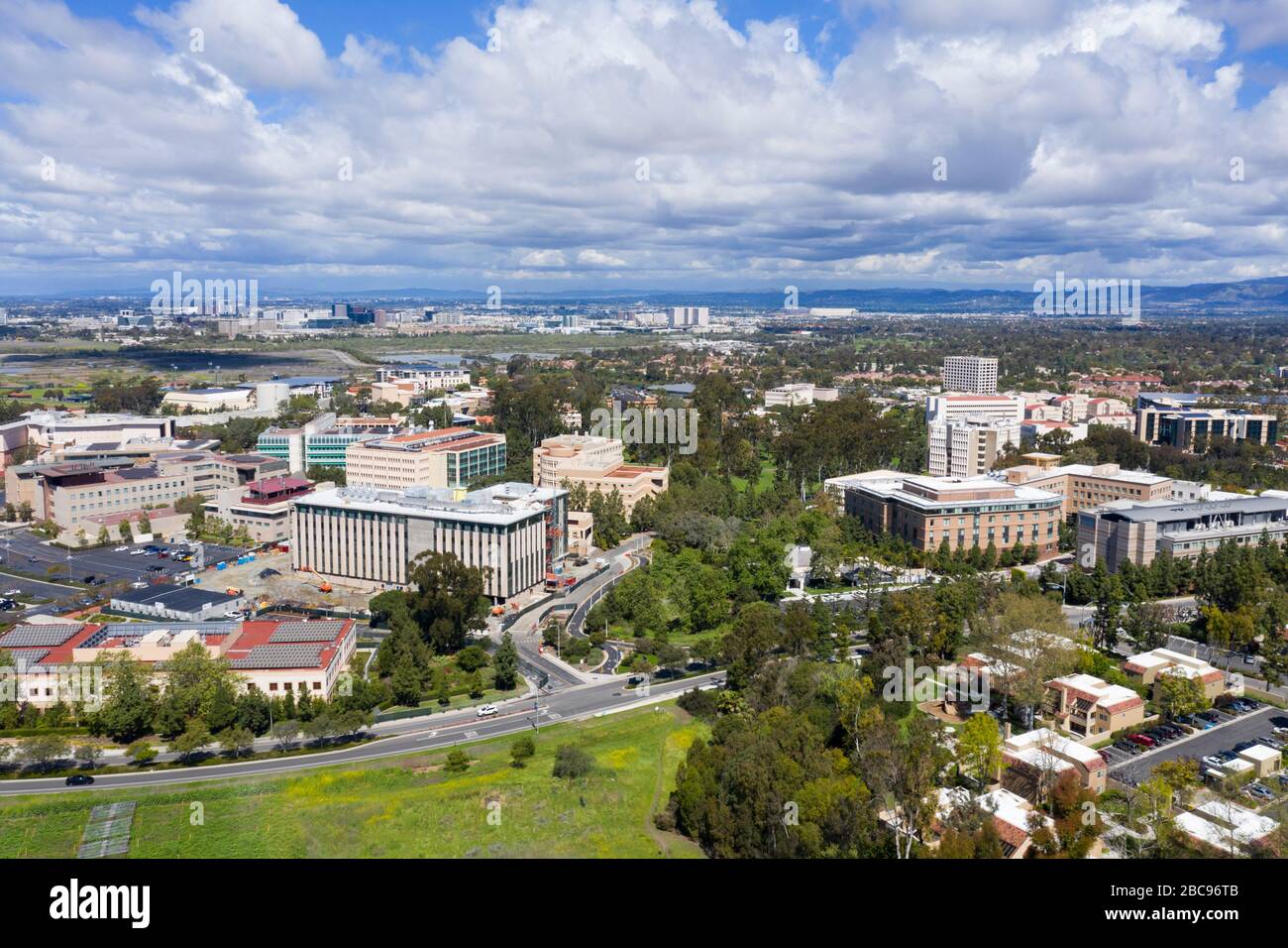 Vista aérea por encima de la Universidad UC de California Irvine Foto de stock