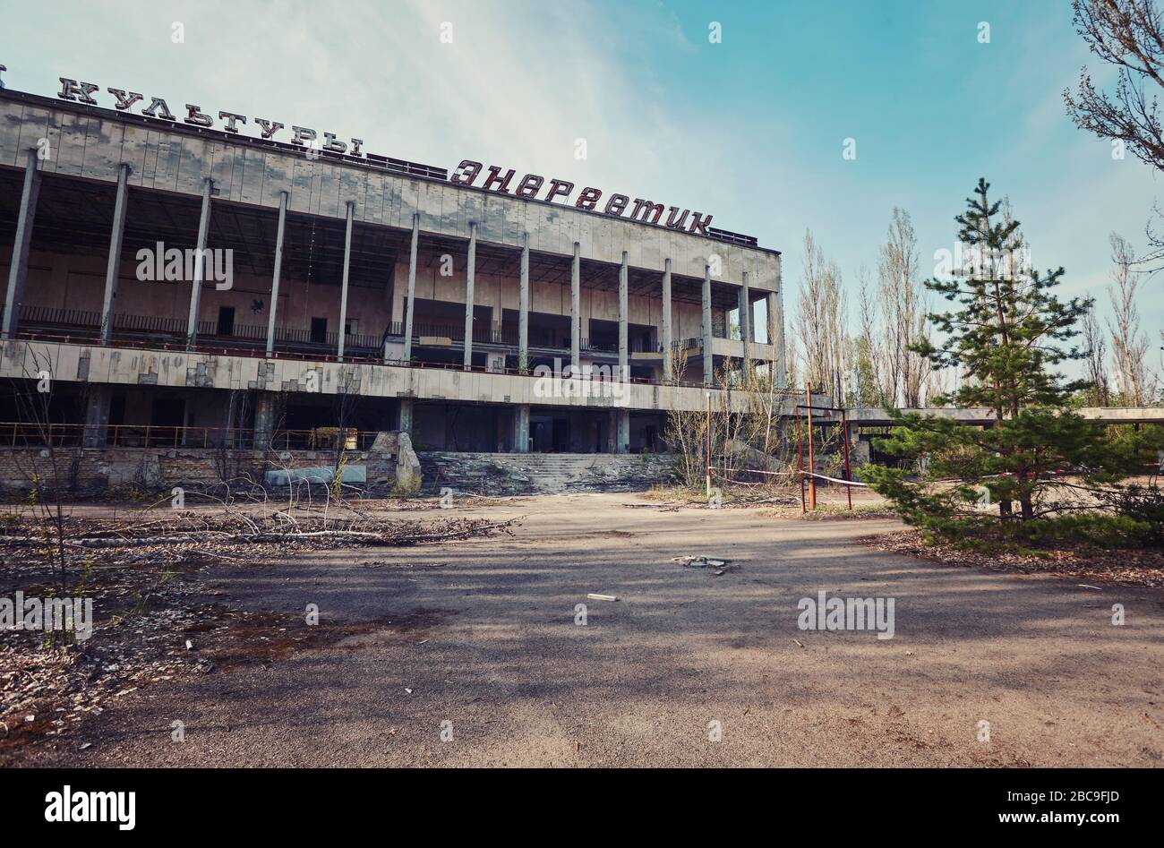 Pripyat, Ucrania - Abril 25 2019: Inscripción Palacio de Cultura Energetik . Edificio abandonado en Pripyat. Señal Energetik en el techo del edificio. Foto de stock