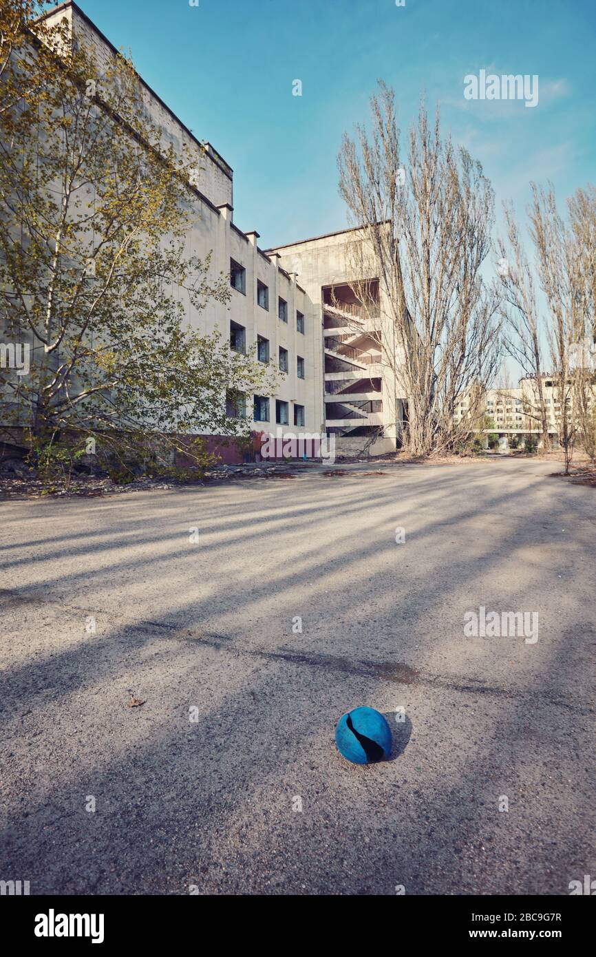 Pripyat, Ucrania - Abril 25 2019: Inscripción Palacio de Cultura Energetik . Edificio abandonado en Pripyat. Señal Energetik en el techo del edificio. Foto de stock