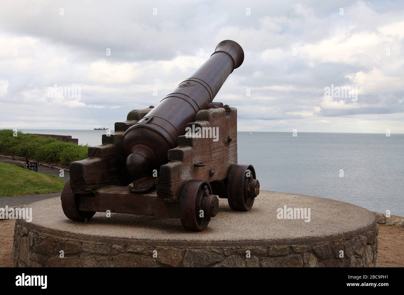 El cañón ruso histórico se exhibe en Dun Laoghaire en el condado de Dublín Foto de stock