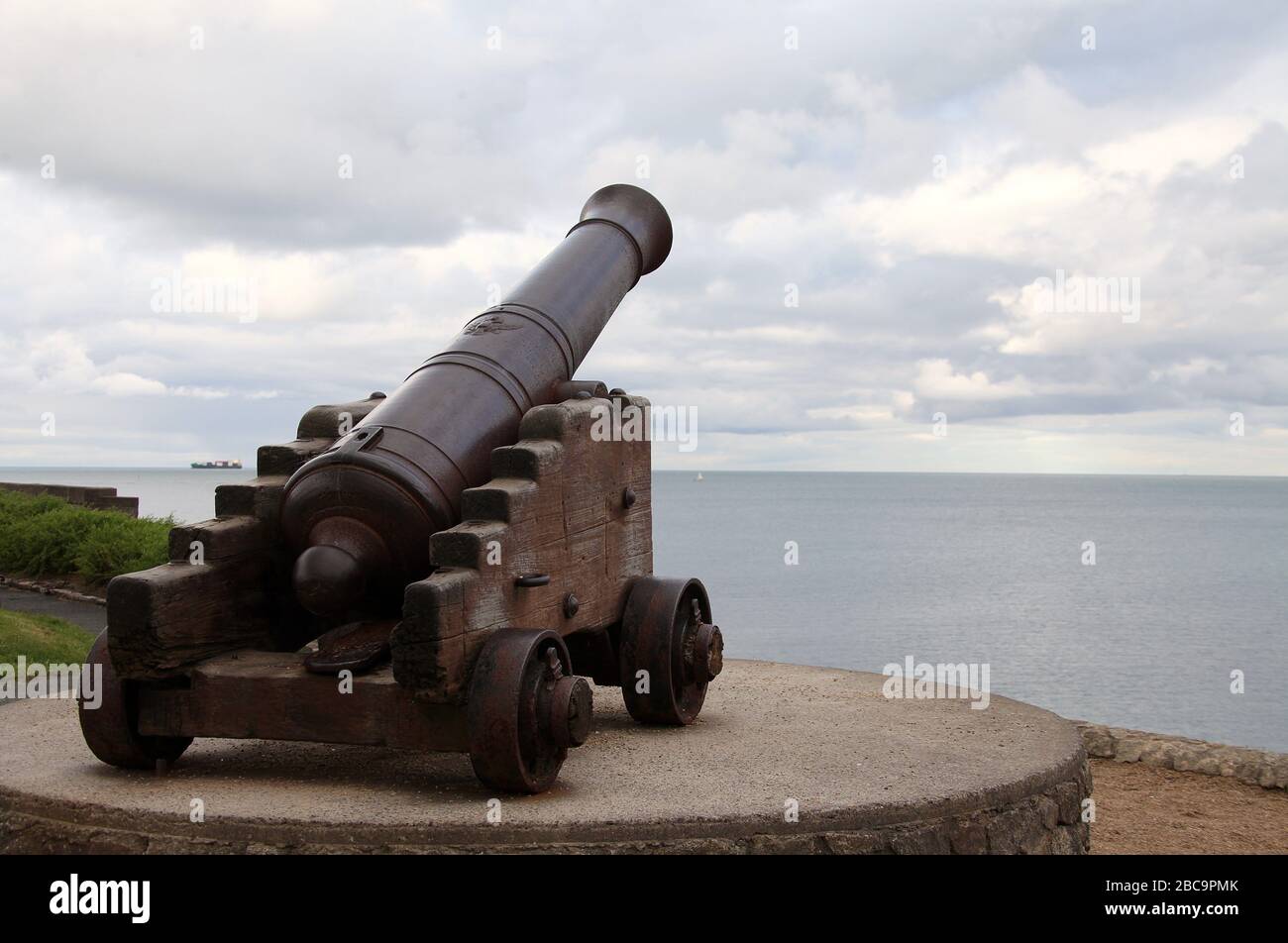 El cañón ruso histórico se exhibe en Dun Laoghaire en el condado de Dublín Foto de stock