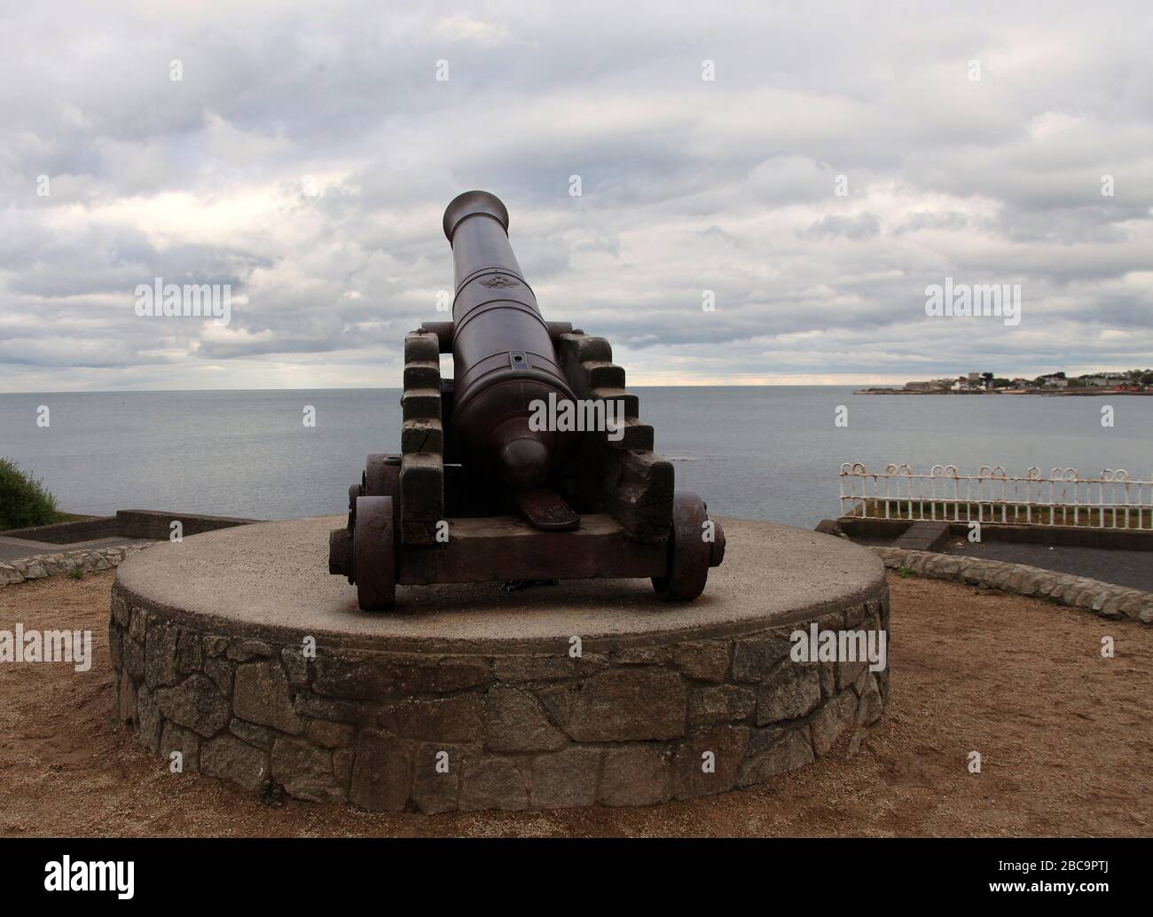 El cañón ruso histórico se exhibe en Dun Laoghaire en el condado de Dublín Foto de stock