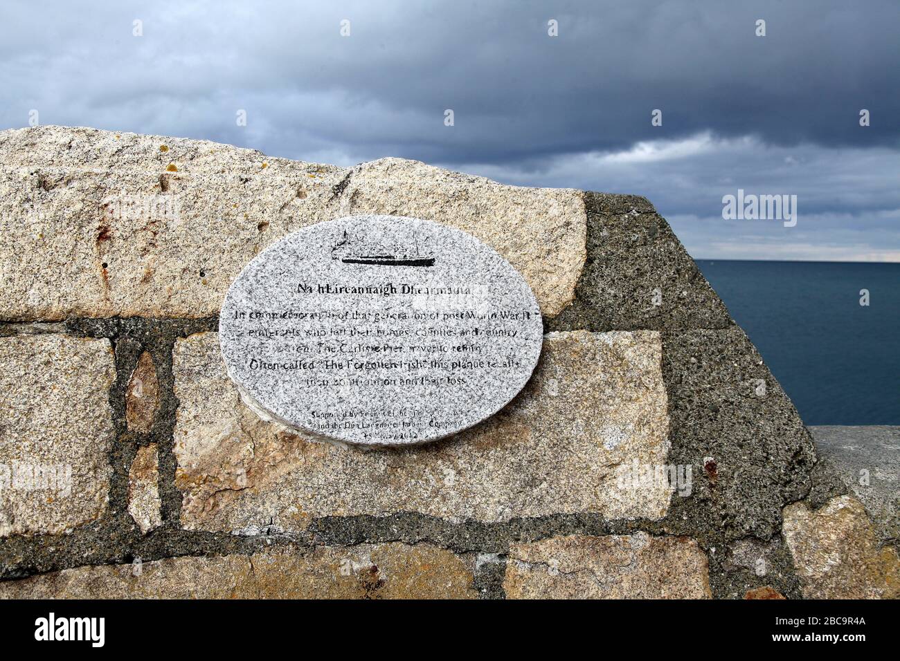 La placa conmemorativa irlandesa olvidada en el muelle este en Dun Laoghaire Foto de stock
