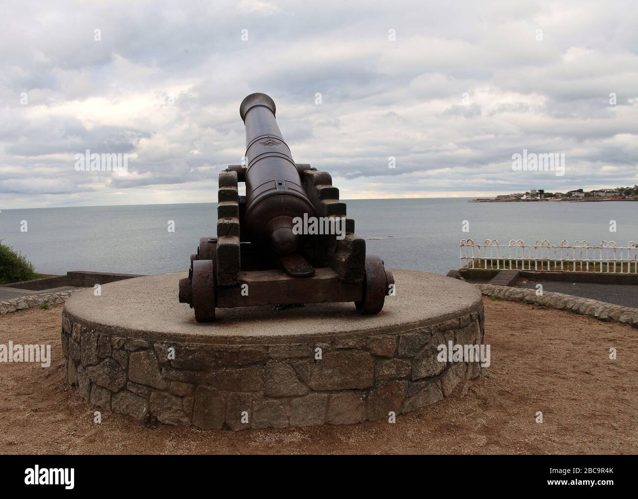 El cañón ruso histórico se exhibe en Dun Laoghaire en el condado de Dublín Foto de stock