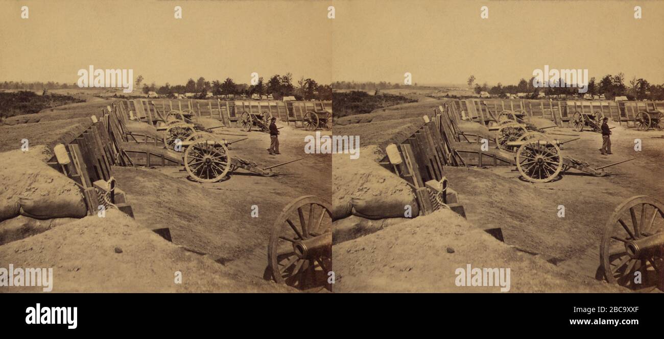 Fortificaciones y armas en un antiguo fuerte confederado ocupado ahora por las Fuerzas sindicales después de la ocupación de Atlanta, Georgia, Stereo Card, foto de George N. Barnard, noviembre de 1864 Foto de stock