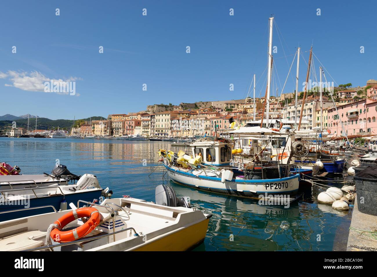 Barcos de pesca en el puerto, Portoferraio, Isla de Elba, Provincia de Livorno, Parque Nacional del Archipiélago Toscano, Toscana, Italia Foto de stock