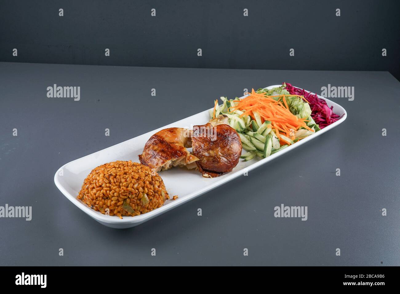 Pollo y ensalada al horno y arroz Foto de stock