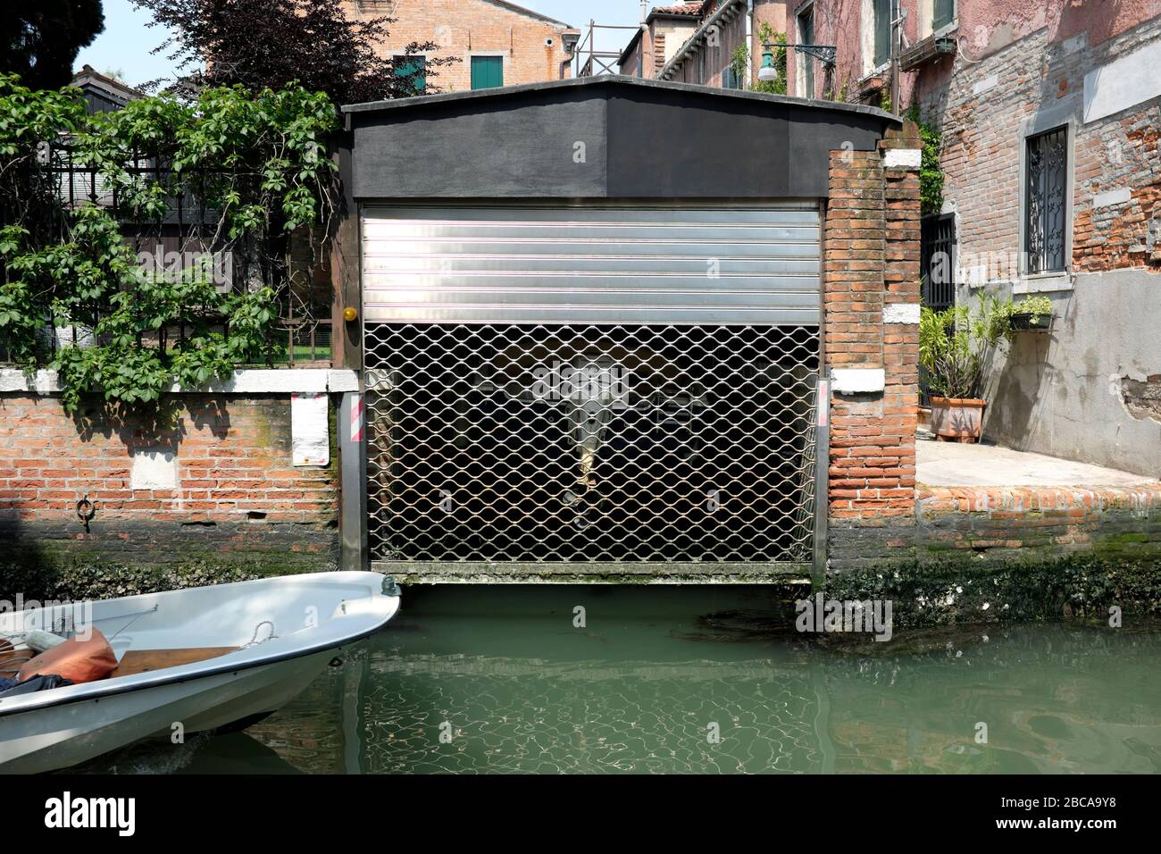 Garaje para barcos en el barrio de Dorsoduro en Venecia Foto de stock