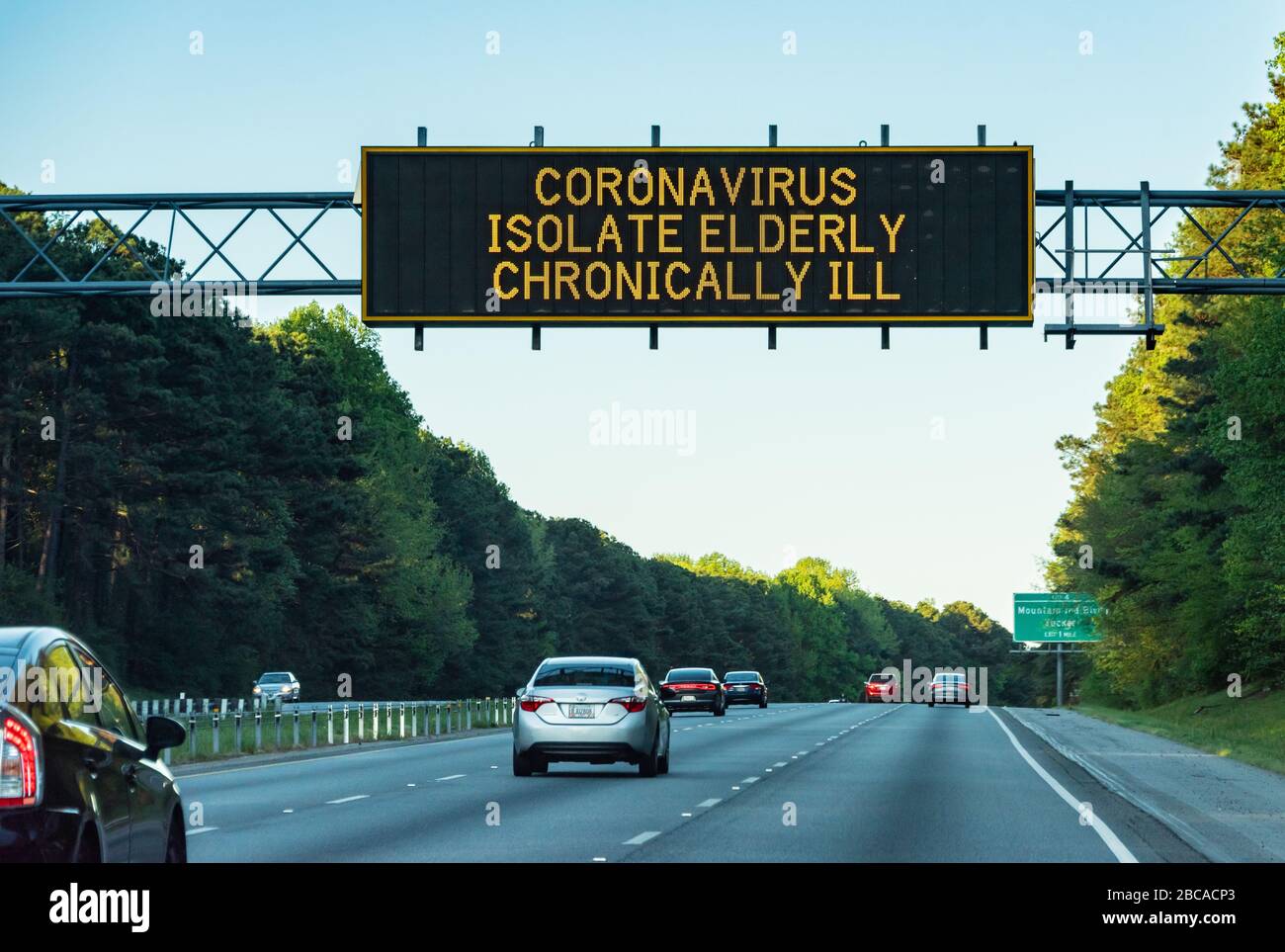 Señal de tráfico de advertencia de salud de la pandemia de coronavirus sobre la carretera 78 en Atlanta, Georgia durante el brote de COVID-19 en 2020. (EE. UU.) Foto de stock