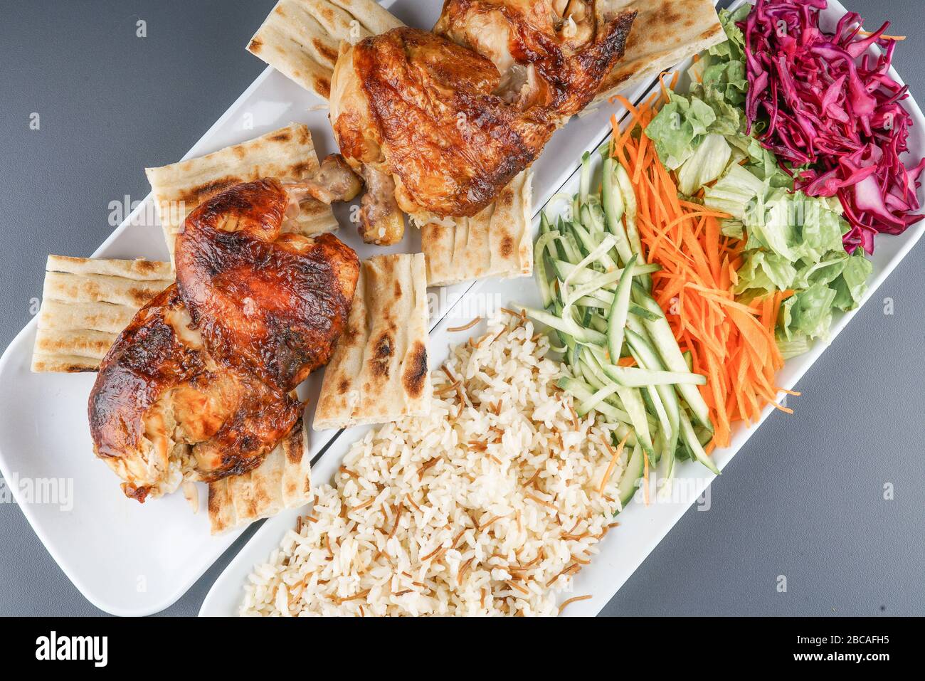 Pollo al horno y ensalada y arroz Fotografía de stock - Alamy