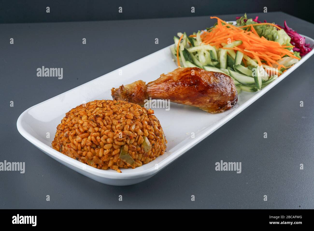 Pollo al horno y ensalada y arroz Foto de stock