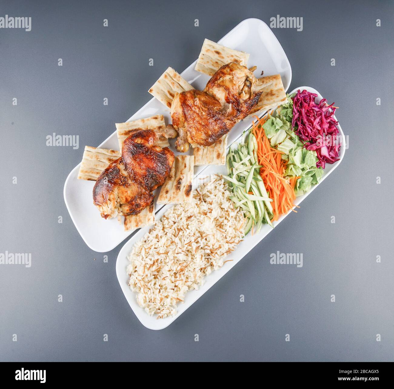 Pollo al horno y ensalada y arroz Foto de stock