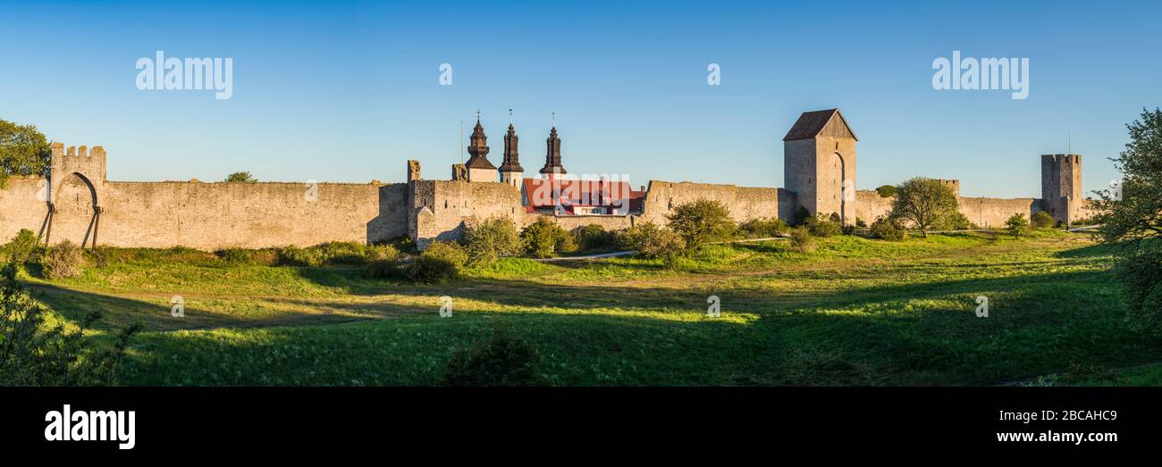 SUECIA, Isla Gotland, Visby, muralla de la ciudad del siglo XII, muralla más completa de Europa, amanecer Foto de stock