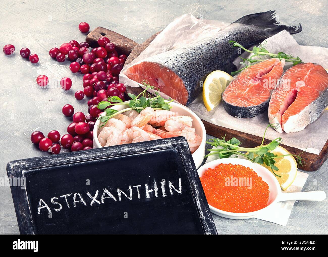 Alimentos ricos en astaxantina, carotenoides y antioxidantes Foto de stock