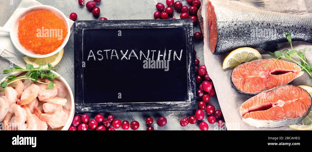 Alimentos ricos en astaxantina, carotenoides y antioxidantes. Panorama, banner Foto de stock