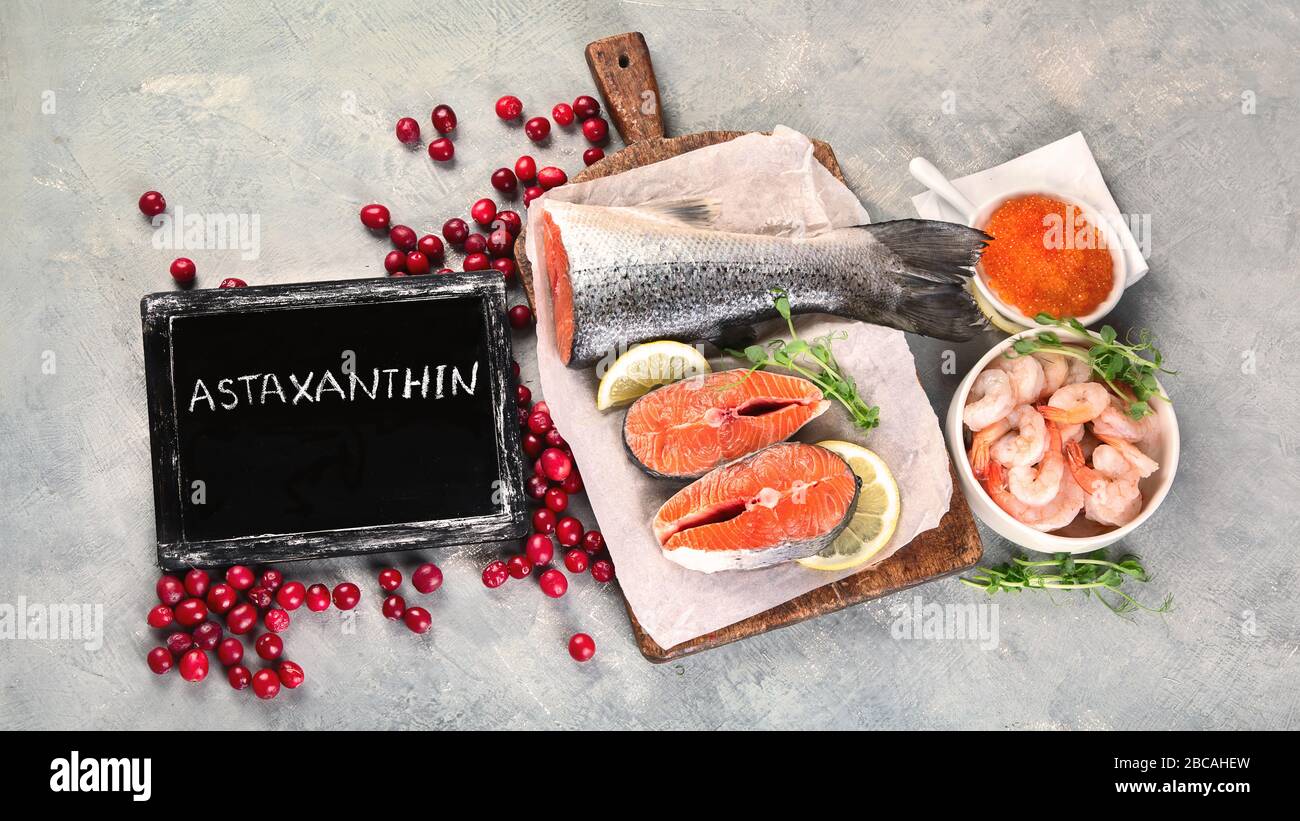 Alimentos ricos en astaxantina, carotenoides y antioxidantes Foto de stock