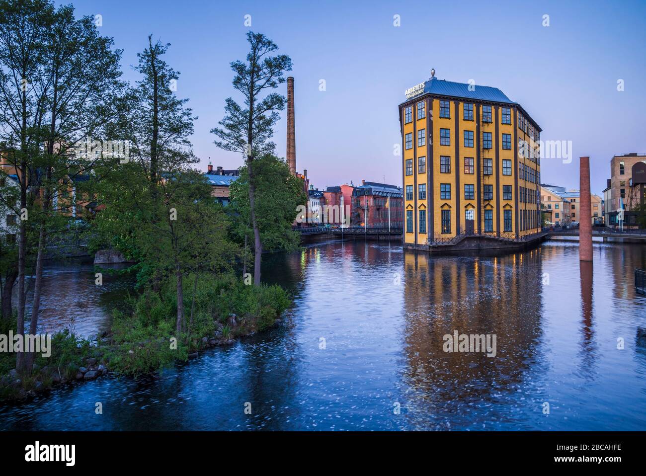 SUECIA, Sureste de Suecia, Norrkoping, ciudad industrial sueca, Museo Arbetets, Museo De Trabajo en el antiguo molino de principios del siglo 20, atardecer Foto de stock