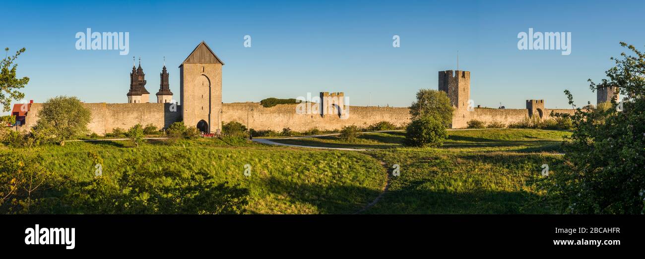 SUECIA, Isla Gotland, Visby, muralla de la ciudad del siglo XII, muralla más completa de Europa, amanecer Foto de stock