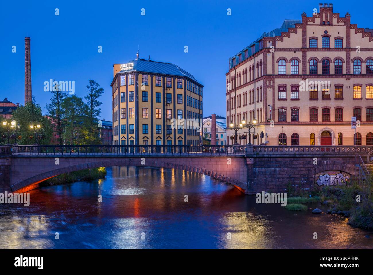 SUECIA, Sureste de Suecia, Norrkoping, ciudad industrial sueca, Museo Arbetets, Museo De Trabajo en el antiguo molino de principios del siglo 20, atardecer Foto de stock