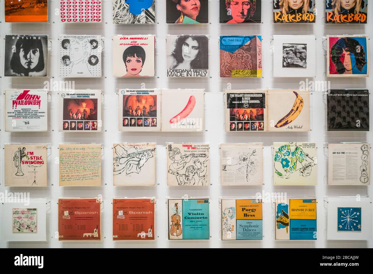 SUECIA, Scania, Malmo, moderna Museet Malmo Museo de Arte moderno,  exposición de portadas de discos diseñados por el artista Andy Warhol  Fotografía de stock - Alamy