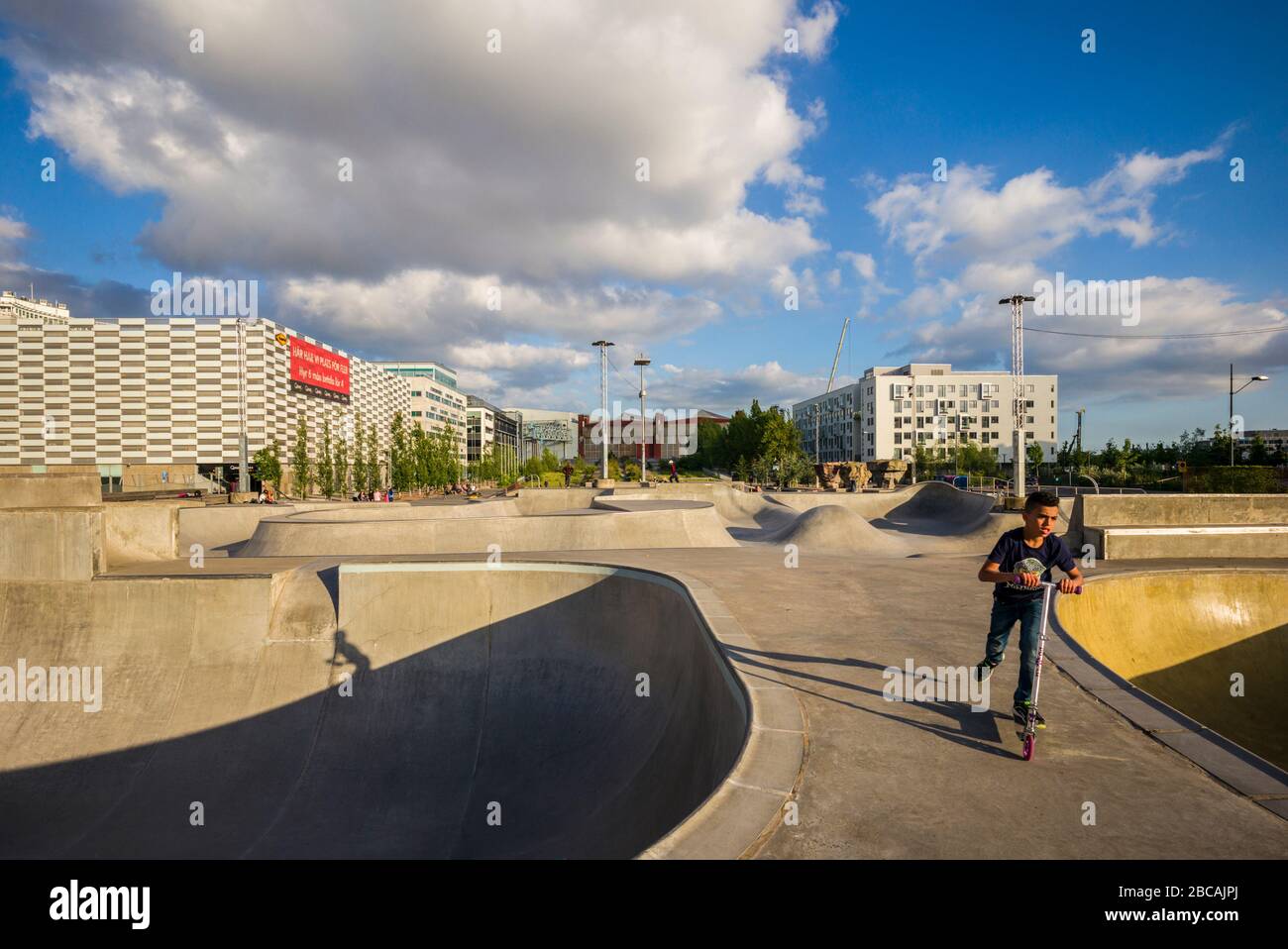 SUECIA, Scania, Malmo, zona de Vastra Hamnen, parque de patinaje con patinador, Foto de stock