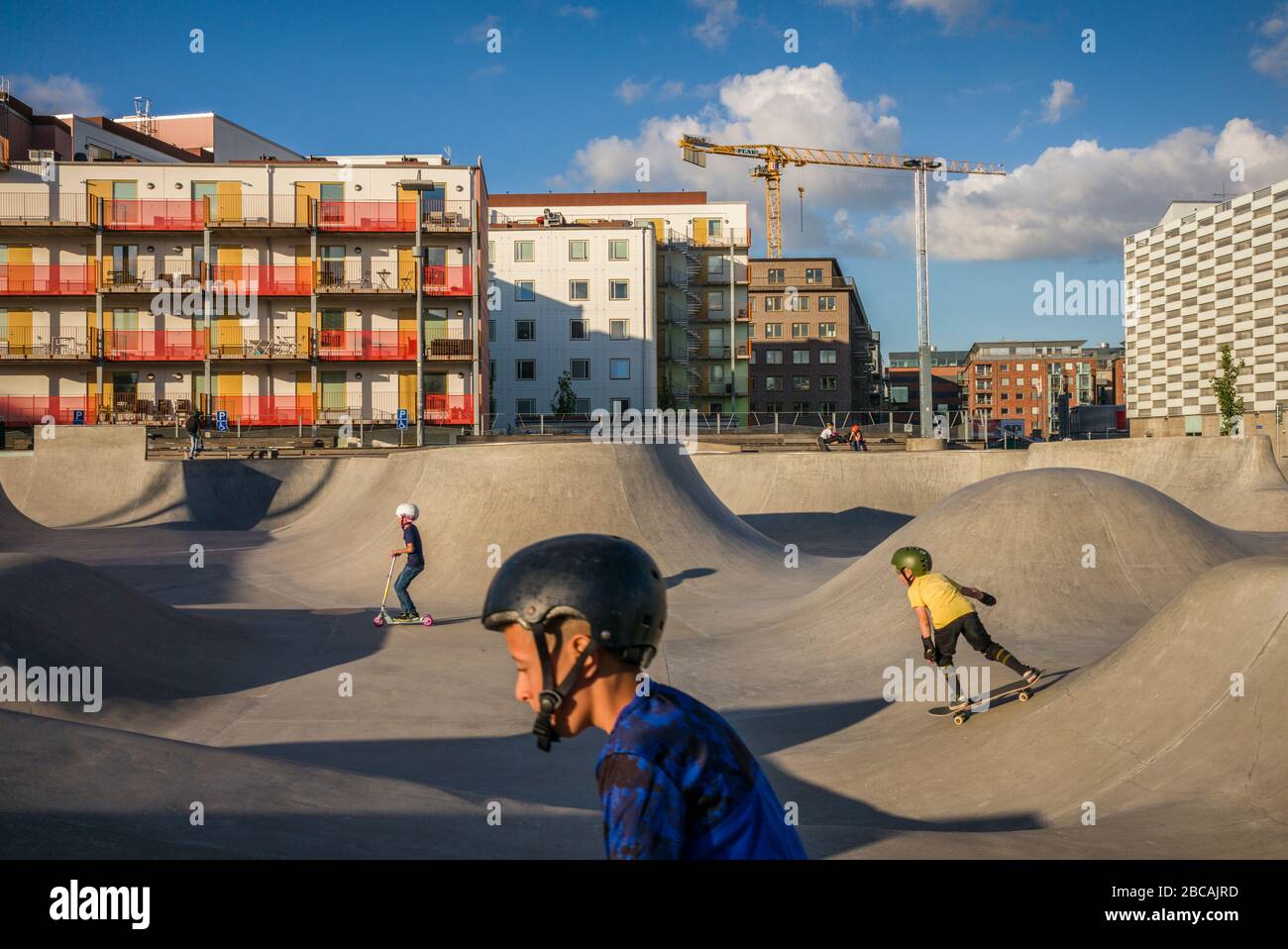 SUECIA, Scania, Malmo, zona de Vastra Hamnen, parque de patinaje con patinador, Foto de stock
