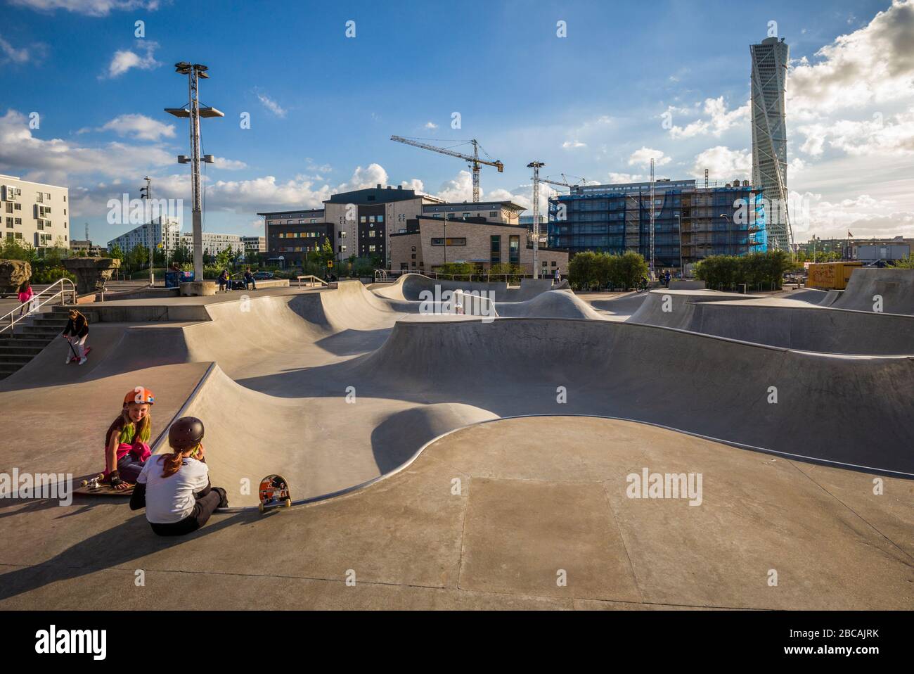 SUECIA, Scania, Malmo, zona de Vastra Hamnen, parque de patinaje con patinador, Foto de stock