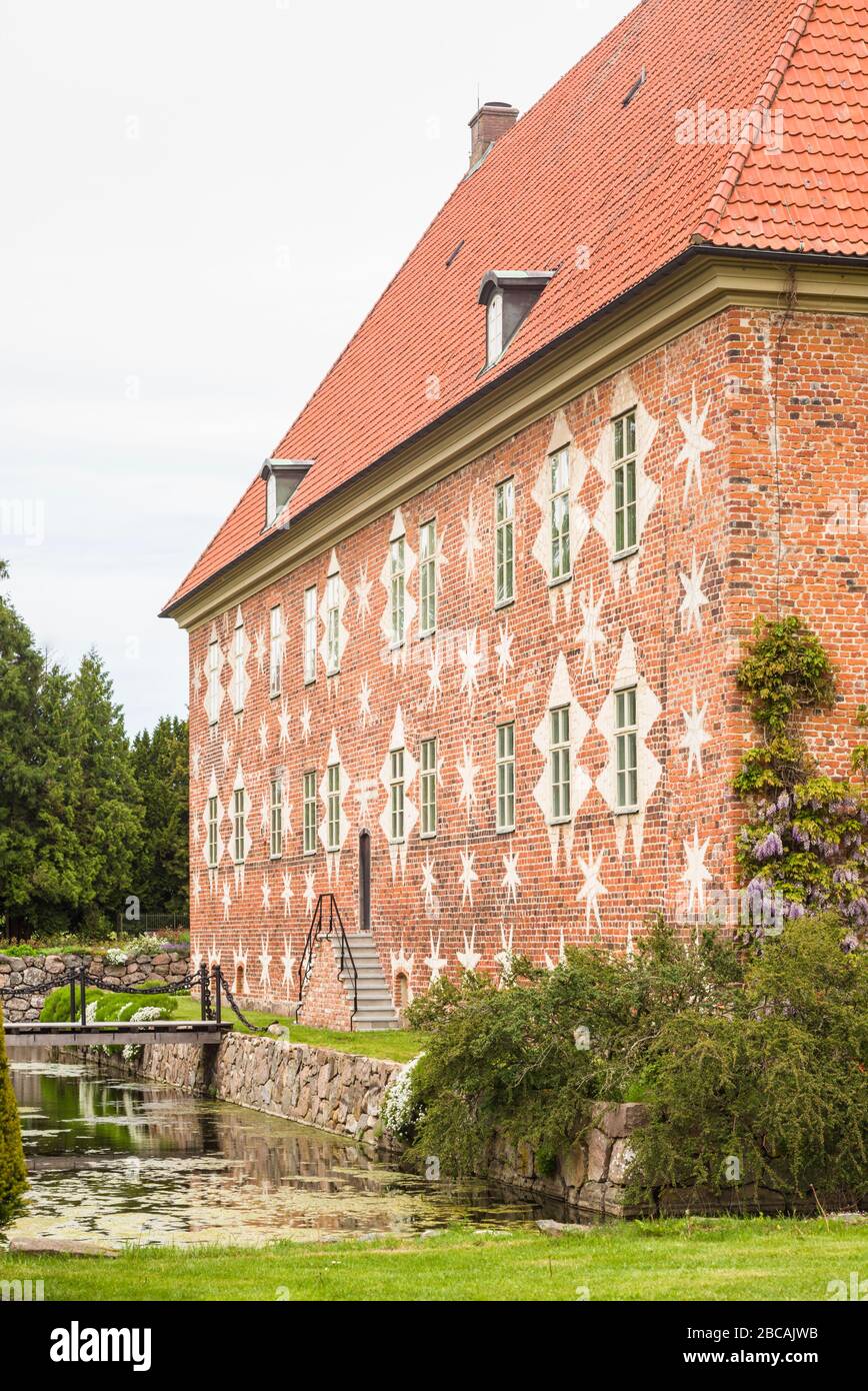 SUECIA, Scania, Molle, Krapperups Slott castillo, antigua casa de la familia Gyllenstierna, exterior mostrando estrellas blancas de su costa de armas Foto de stock