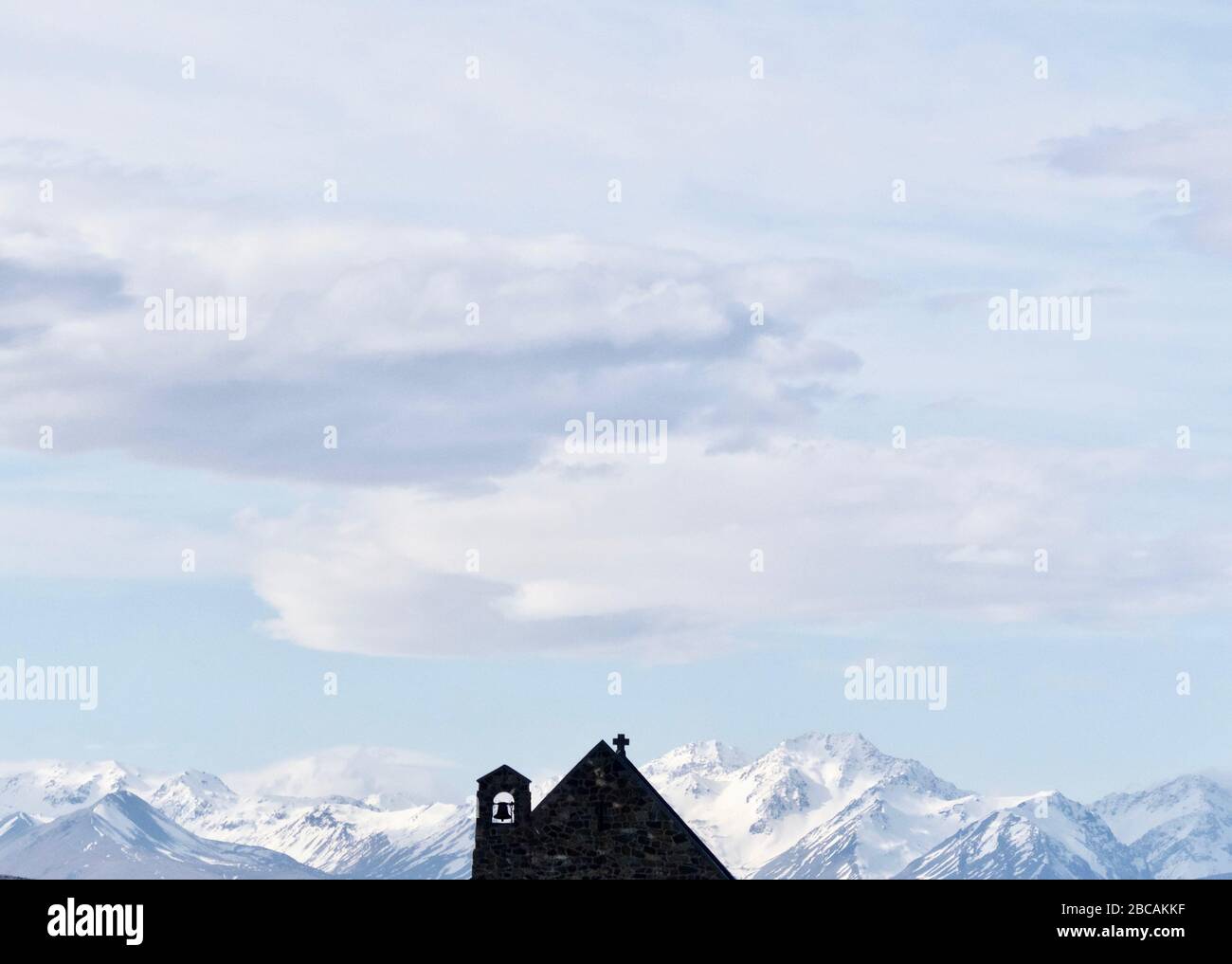 El techo de la Iglesia del buen Pastor en la orilla del Lago Titicaca con el telón de fondo de los Alpes del Sur Foto de stock