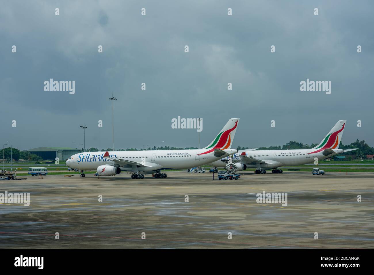 Colombo / Sri Lanka - Agosto 2019: Dos Airbus A330 de Srilankan que son servicios ojn el delantal en el aeropuerto de Colombo Foto de stock