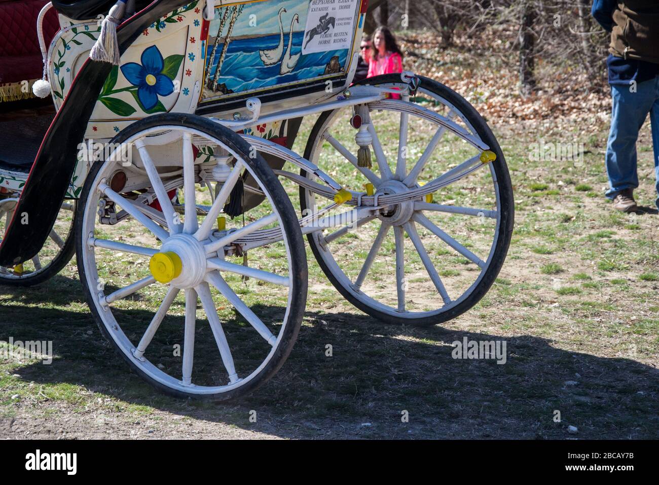 Imagen de primer plano de las ruedas del carro de caballos, rueda blanca de madera, objeto vintage Foto de stock