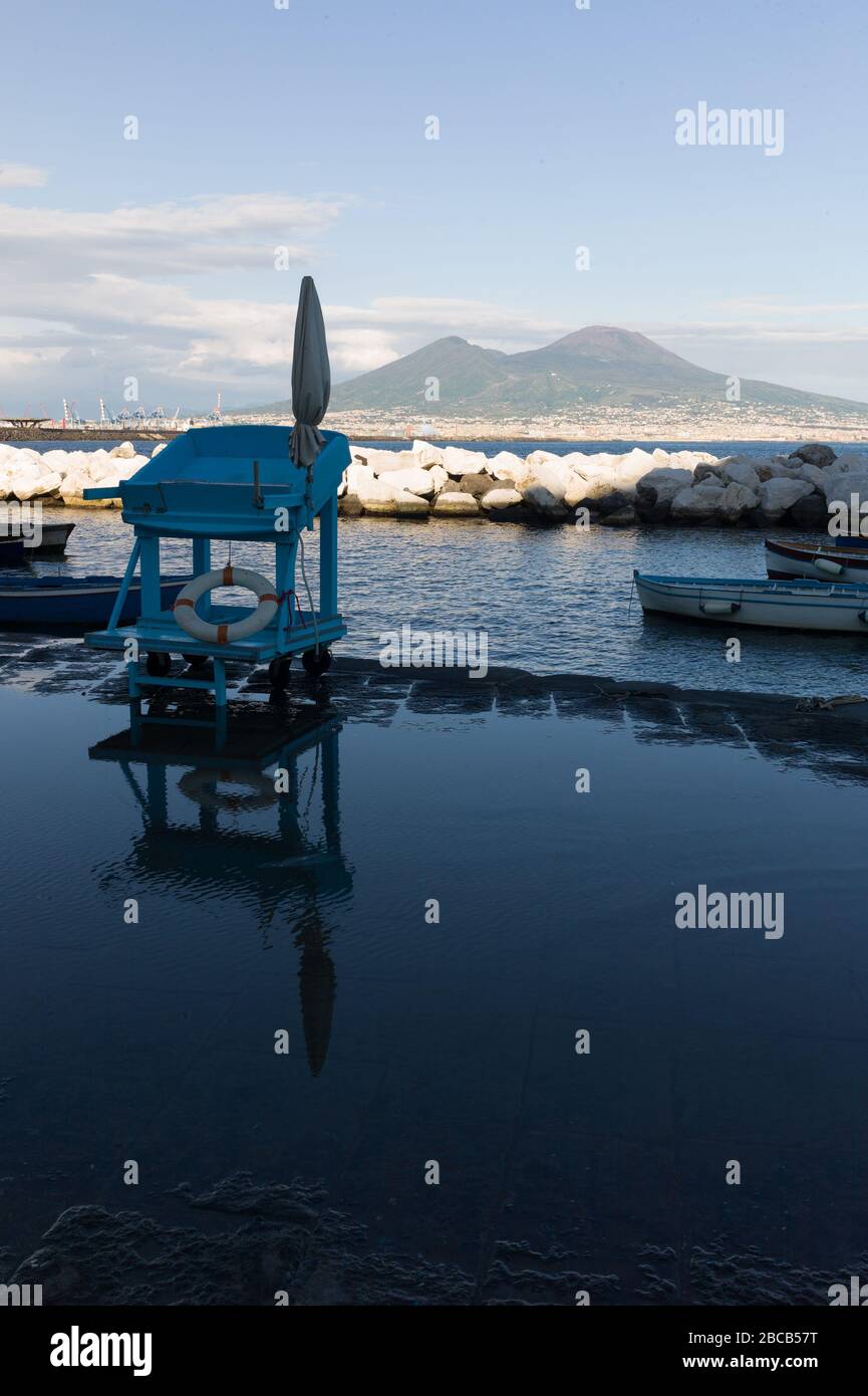 Vista de Nápoles abandonado en tiempo cronavirus Foto de stock