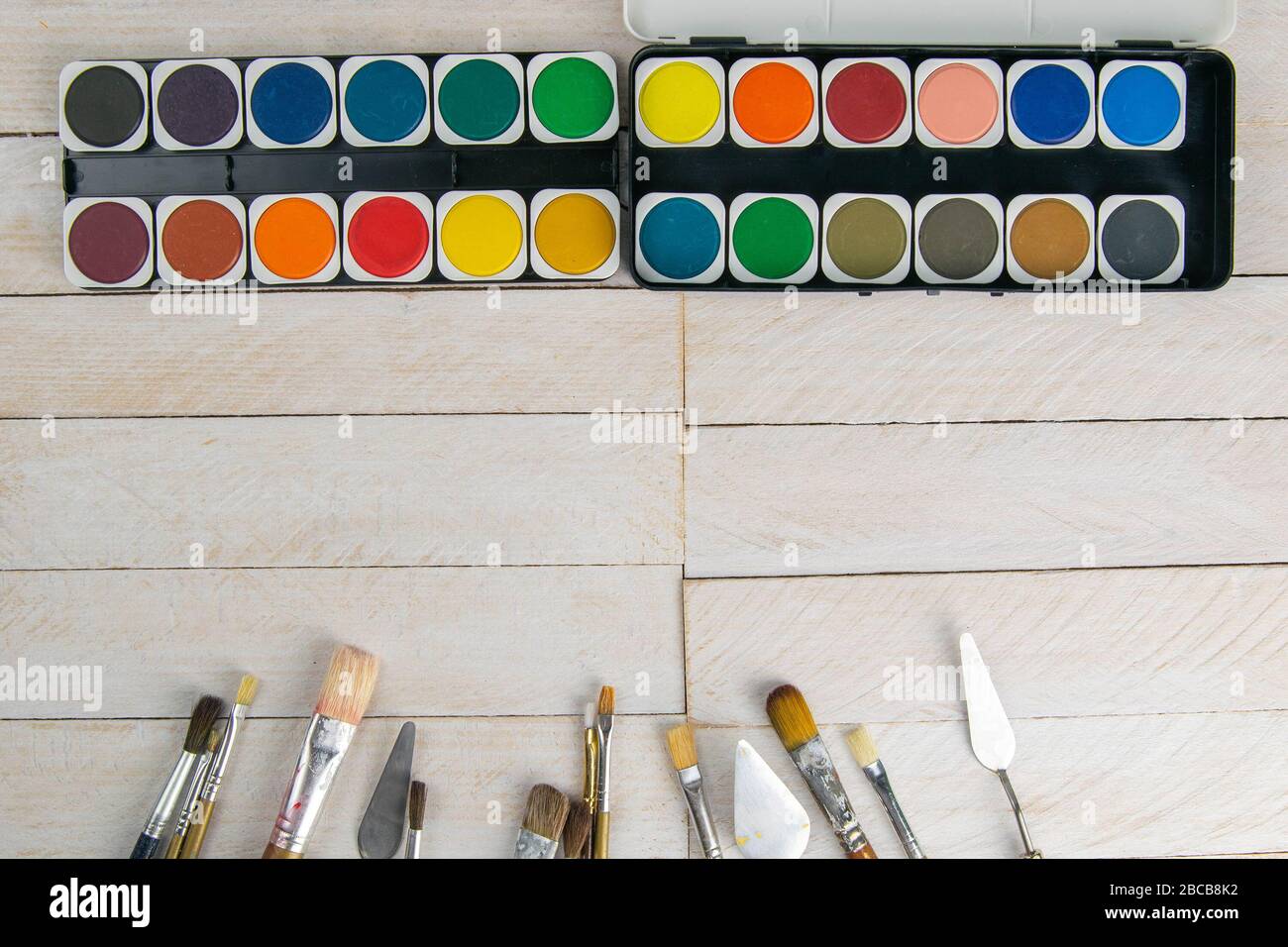 Conjunto de la de accesorios para artistas. Lona, tubo de pintura al óleo, pinceles de arte, paleta sobre la mesa de madera. del taller de artistas Fotografía de