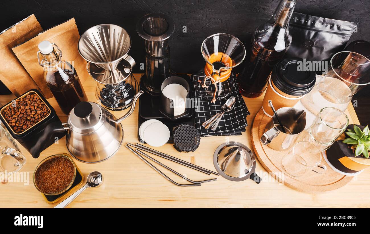 Accesorios y utensilios para preparar café utilizando métodos alternativos,  mesa de madera en el interior de la cafetería Fotografía de stock - Alamy