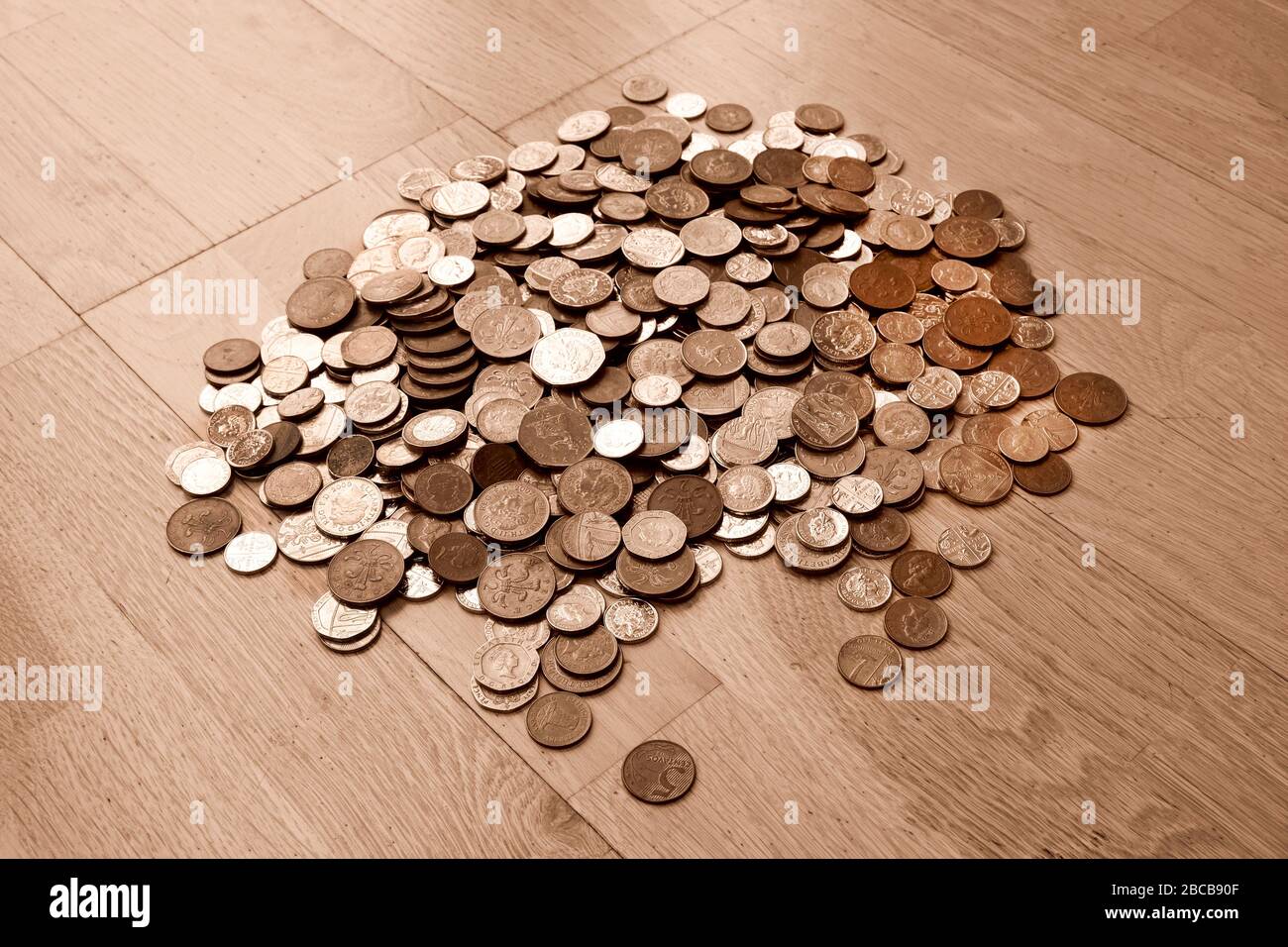 Moneda del Reino Unido, cientos de monedas británicas de cobre y plata apiladas aleatoriamente una encima de la otra, monedas de una libra, cincuenta pence, veinte pence, dos p Foto de stock