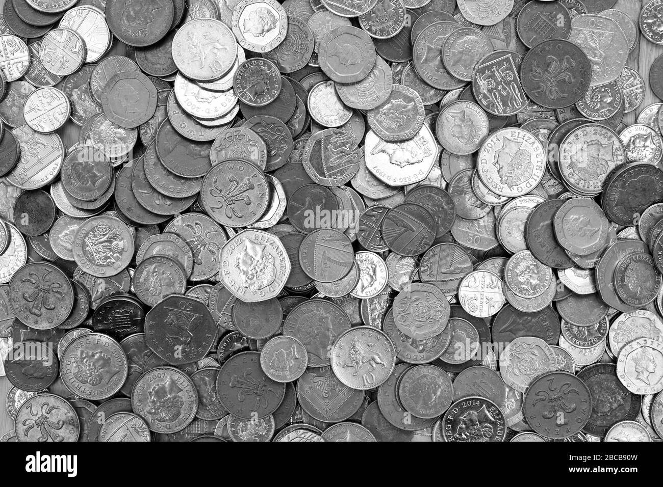 Moneda del Reino Unido, cientos de monedas británicas de cobre y plata apiladas aleatoriamente una encima de la otra, monedas de una libra, cincuenta pence, veinte pence, dos p Foto de stock