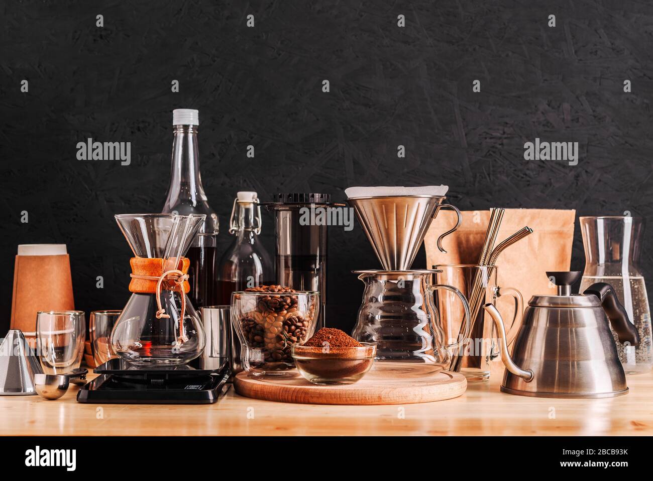Accesorios y utensilios para preparar bebidas de café en una mesa de  madera, interior de la cafetería Fotografía de stock - Alamy