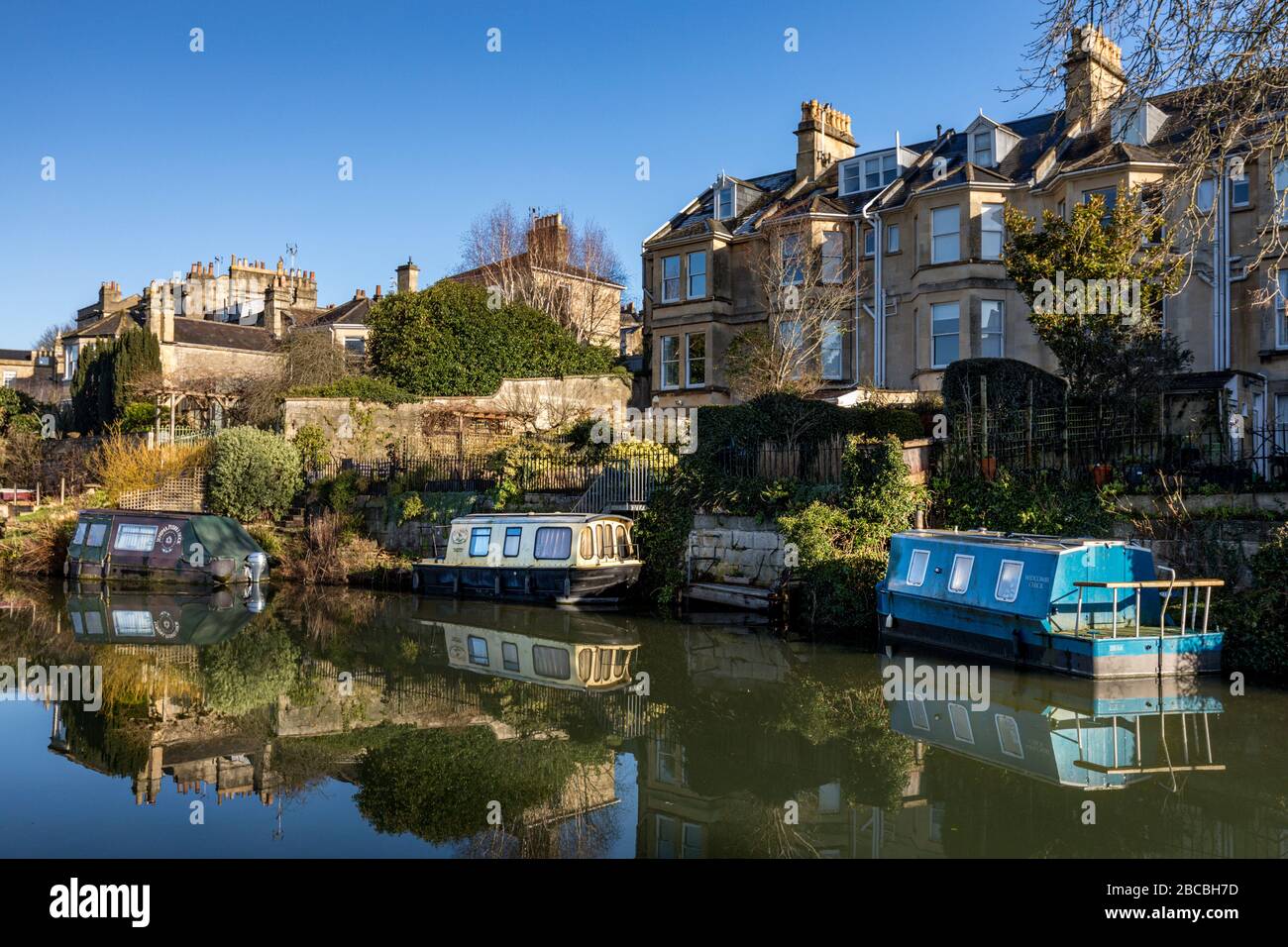 Tres barcazas amarradas en el Kennet y Avon Canal, Bath Somerset Reino Unido Foto de stock