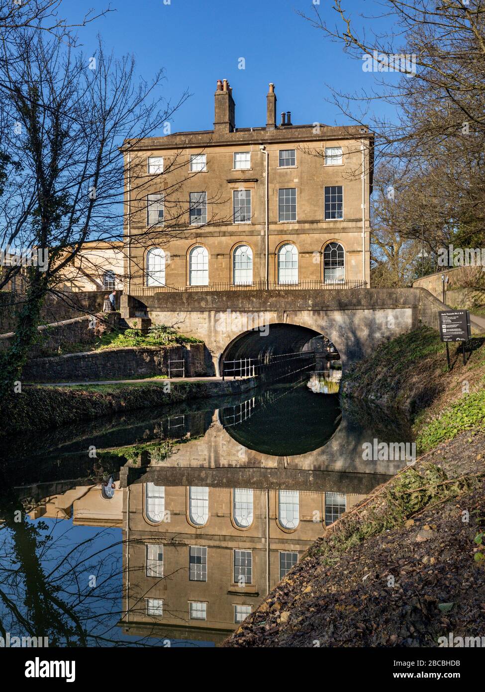 Kennet y Avon Canal que corren por debajo de la histórica Cleveland House, Bath Somerset, Reino Unido Foto de stock