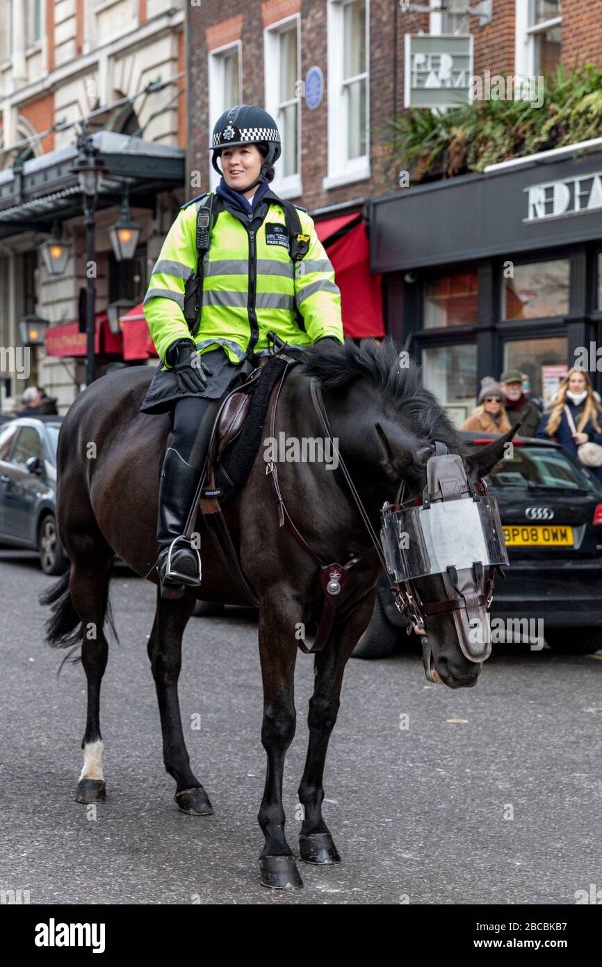 Oficial de Policía Metropolitana a caballo patrullando en Covent Garden, Londres Foto de stock