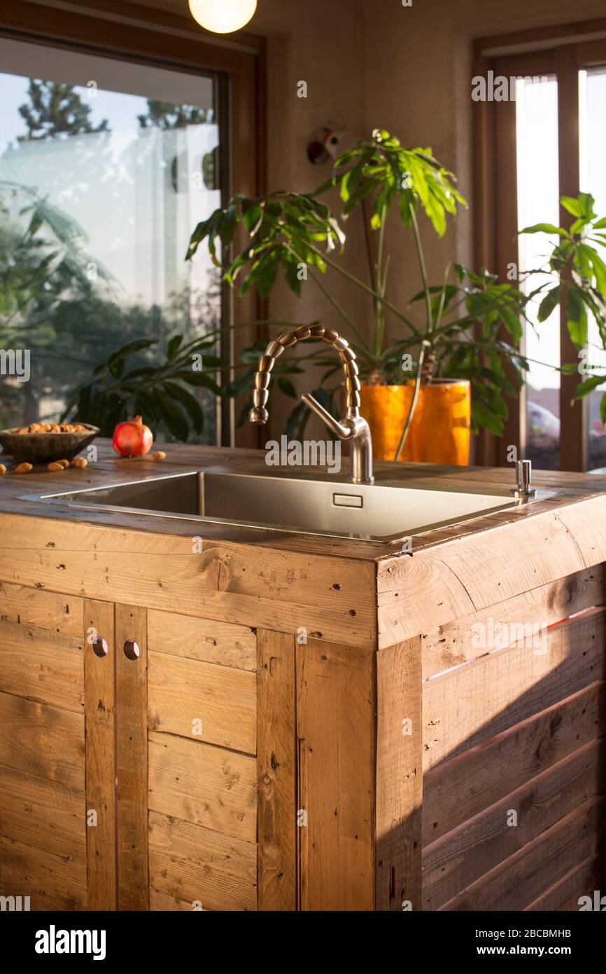 Isla de cocina hecha a medida de palets de madera Fotografía de stock -  Alamy