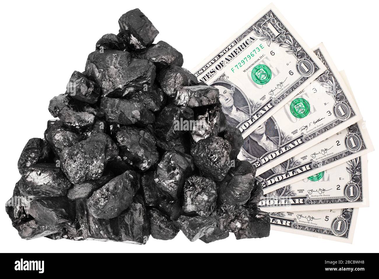 Pila de carbón y billetes de un dólar sobre fondo blanco cerrado aislado, roca de carbón negro, paquete de dinero, concepto de precio de los combustibles fósiles minerales, antracita Foto de stock