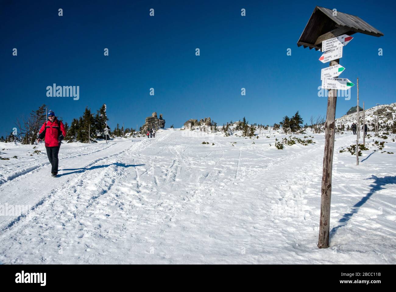 Señal de dirección del sendero en la frontera polaco-Checa, en la cresta principal de Karkonosze, invierno, Parque Nacional Karkonosze, Baja Silesia, Polonia Foto de stock