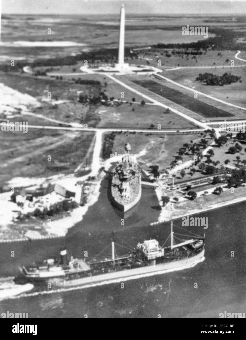 'Inglés Una vista aérea del Monumento de San Jacinto y el acorazado