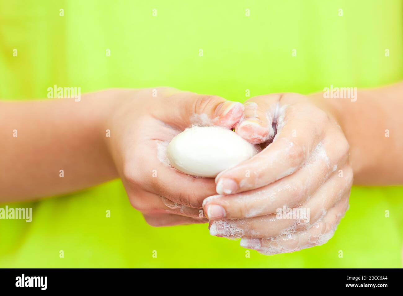 Vista frontal en manos de mujeres con espuma de jabón, concepto de higiene personal Foto de stock